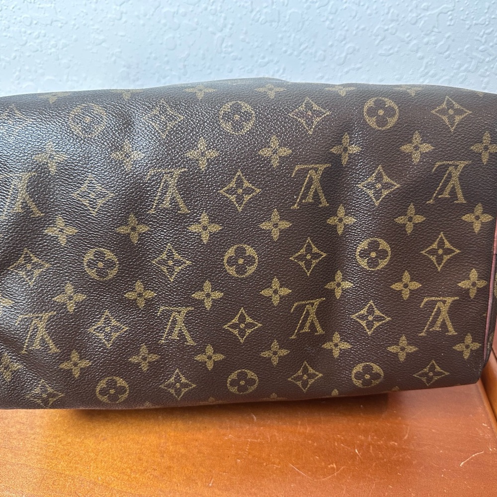 Pre-Owned Authentic Vintage Louis
Vuitton Monogram Speedy 30 - Picture 6 of 16